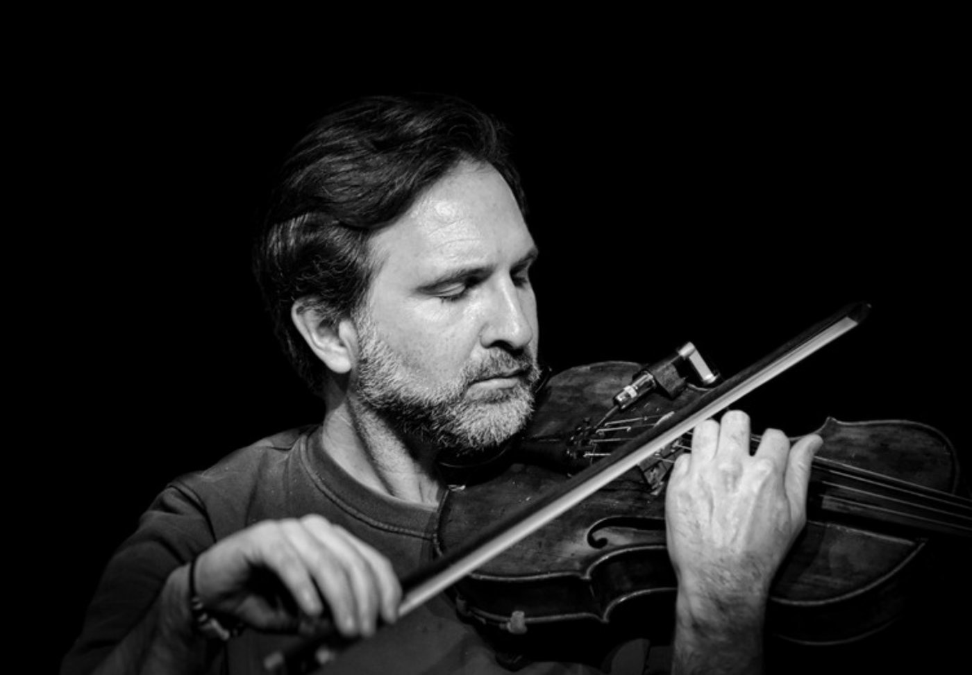 Diego Kohn playing viola