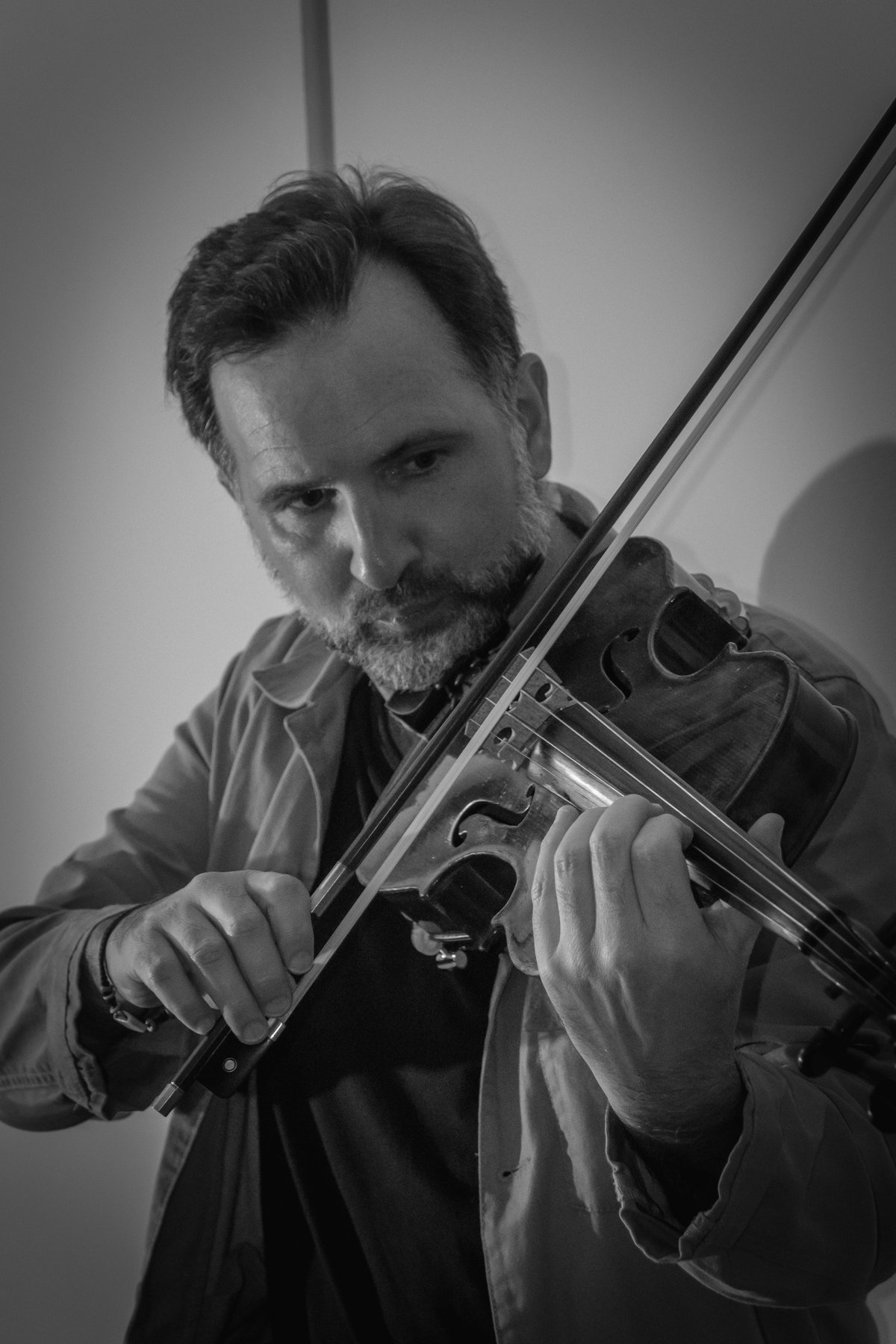 Diego Kohn playing viola