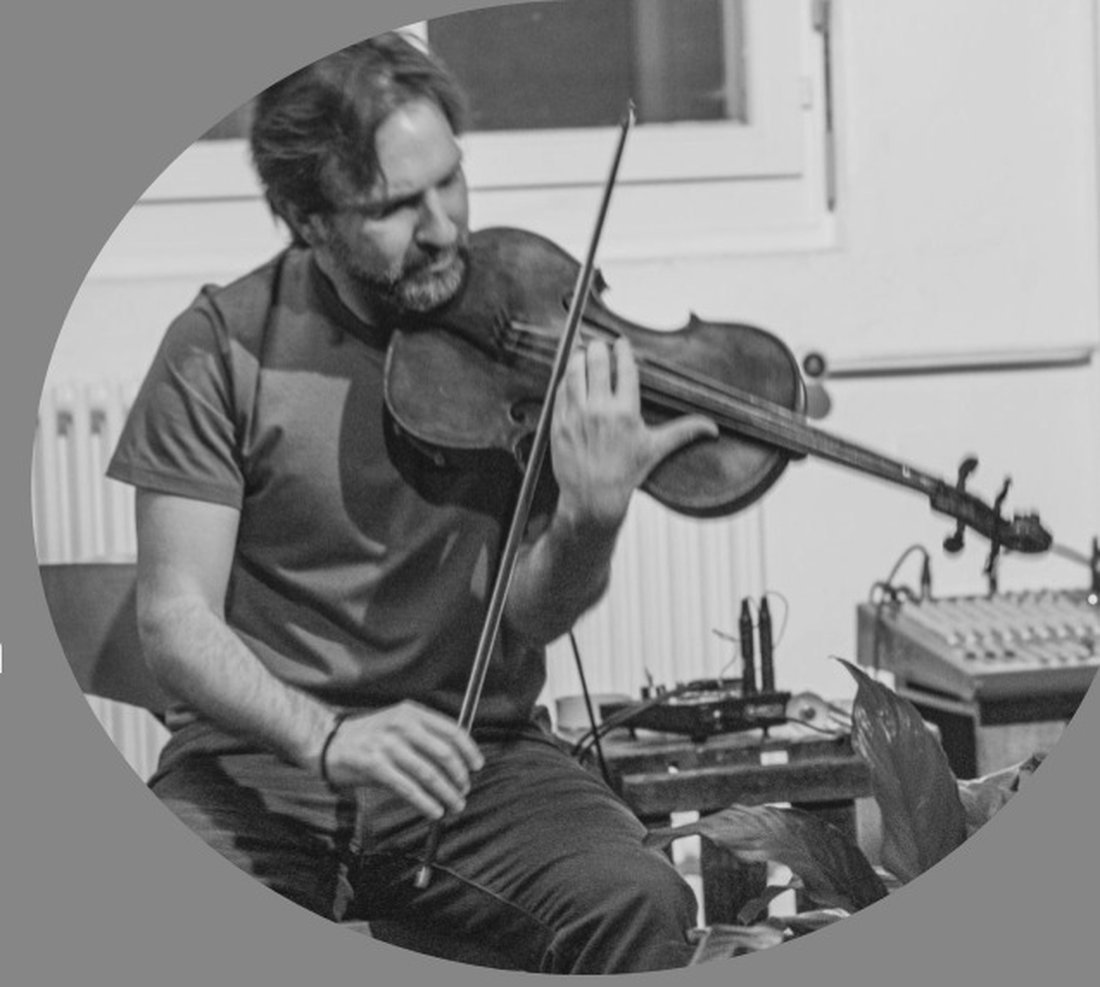 Diego Kohn improvising on viola